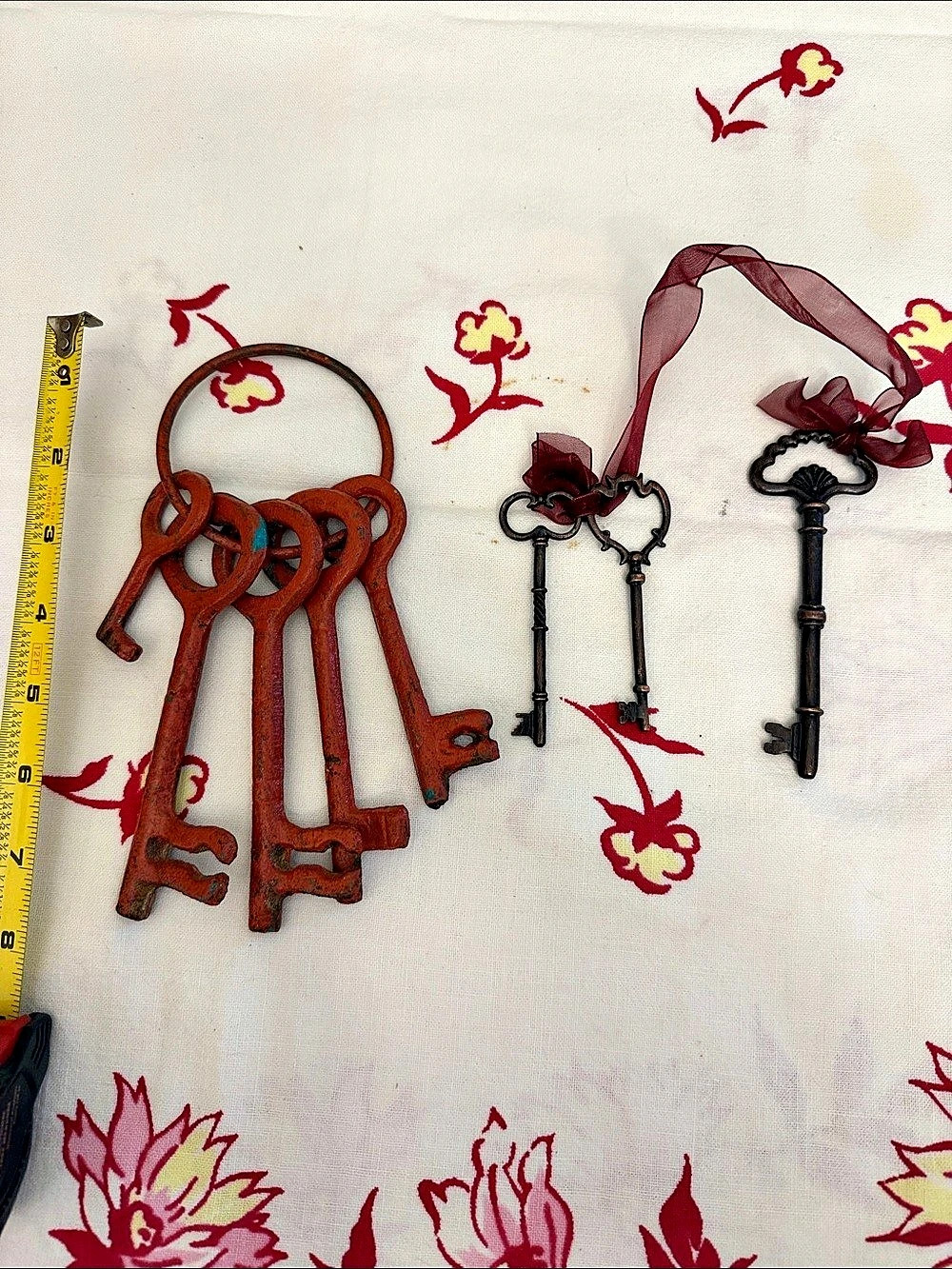 Vintage Decorative Skeleton Keys Set in Brown & Black